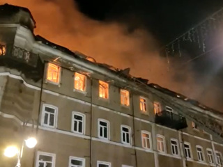 Пожар в старинном здании в центре Саратова потушен