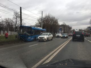 Пассажирский автобус влетел в металлическое ограждение в Твери