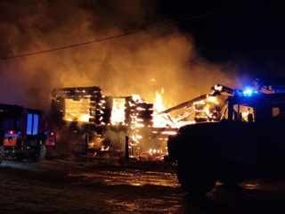 В бурятском селе огонь уничтожил дом, гараж с автомобилем и надворные постройки