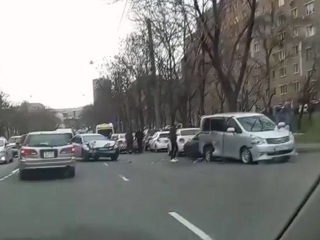 Начало пробки: во Владивостоке массовое ДТП перекрыло дорогу