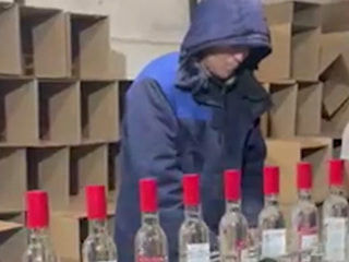 Крупное производство фальшивого алкоголя закрыли в Новосибирской области