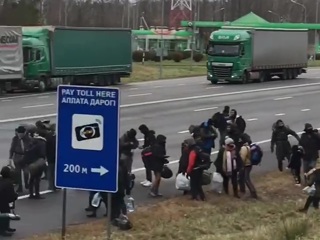 Колонна мигрантов на трассе в Белоруссии попала на видео