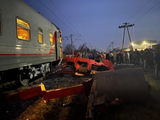 Один человек погиб при столкновении поезда и асфальтоукладчика в Северной Осетии