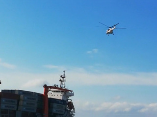 ЧП с панамским судном: членов экипажа эвакуирует вертолет МЧС