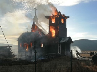 Огонь уничтожил деревянный храм в Иркутской области