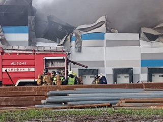 Пожар на складе в Петербурге охватил все строение