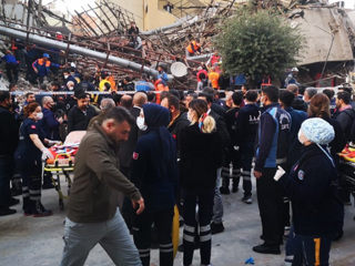 В Турции рухнуло двухэтажное здание, спасены 14 человек