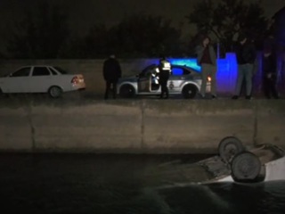 В Дагестане в водоканал упала машина с женщиной и тремя детьми