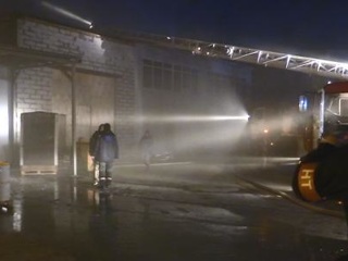 В Пензе продолжают тушить пожар на складе