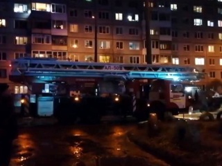 Выпрыгивающие из окон люди: в Архангельске загорелась пятиэтажка