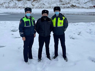 Полицейские спасли жизнь мужчине, провалившемуся под лед реки Лена