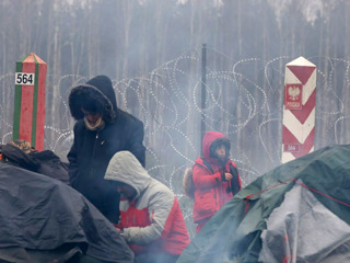 Мигранты пытались разрушить забор на польско-белорусской границе