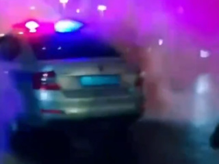 Блогеры с дымовыми шашками залезли на полицейскую машину и были задержаны