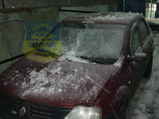 Утро начинается не с кофе: глыба льда упала на легковушку в Мурманске