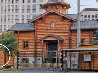 Иномарка въехала в церковную лавку московского храма