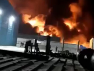 В Ульяновске несколько часов борются с крупным пожаром на заводе