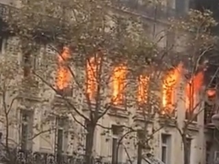 Сильный пожар вспыхнул в центре Парижа