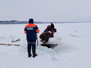 На Ямале ищут провалившегося на снегоходе под лед мужчину