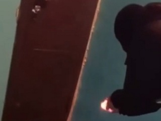 Приятели из Омска сняли на видео поджог квартиры по заказу