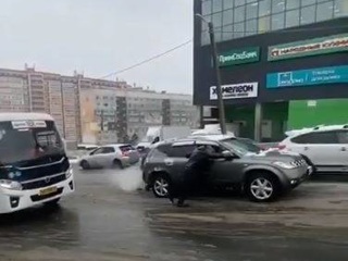 Мэр Владивостока толкал машину горожанина во время ледяного дождя