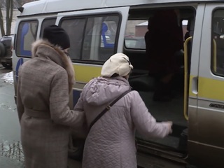 Во Владимире пожилых людей доставляют на вакцинацию на такси