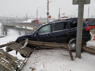 Машина пробила ограждение и едва не рухнула с моста в Череповце. Видео