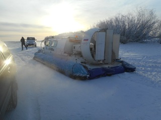 В Якутии микроавтобус врезался в катер