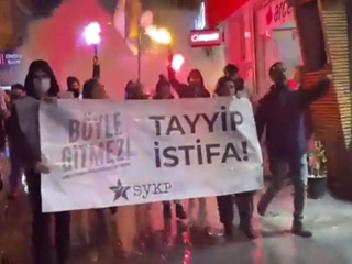 В Стамбуле гремят кастрюлями и просят Эрдогана уйти