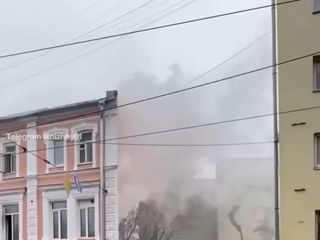 В центре Нижнего Новгорода горит многоквартирный дом