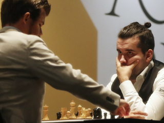 Непомнящий и Карлсен сыграли вничью в 10-й партии матча за шахматную корону
