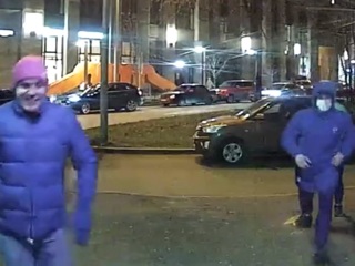 Грабители сняли на видео избиение москвича у подъезда