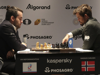 Шахматисты Непомнящий и Карлсен сыграли вничью в седьмой партии