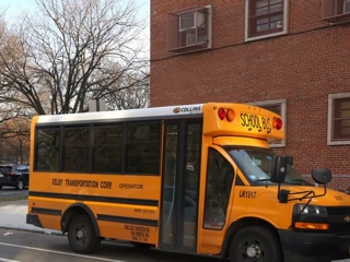 Угнавший школьный автобус в Нью-Йорке протаранил десятки автомобилей