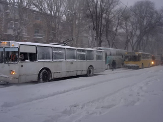 Пассажиров новосибирского троллейбуса било током при входе