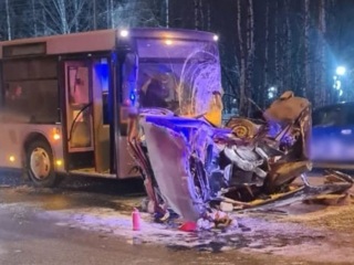 Четыре машины и автобус столкнулись в Архангельске, есть погибший