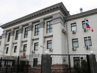 Консульский отдел посольства России в Киеве приостанавливает прием