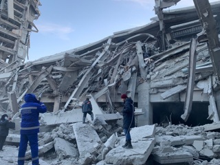 В Туве при обрушении здания погиб рабочий, второго ищут