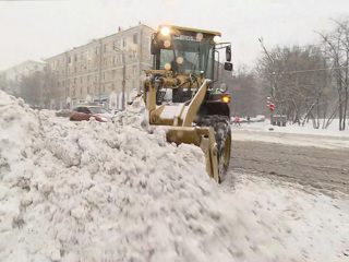 Аварии и заносы: Москва борется с небывалым снегопадом