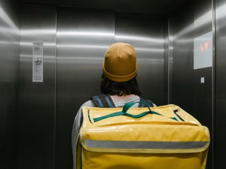 Курьер-извращенец доставил себе удовольствие при школьницах в лифте