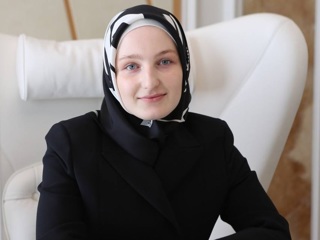 За заслуги перед республикой награждена медалью дочь Кадырова