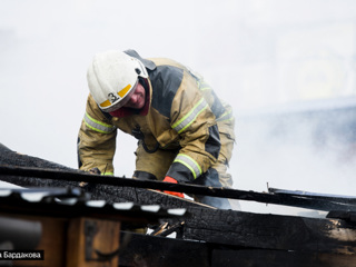 В Томске из горящей квартиры спасена женщина