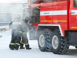 В Якутске пожарного отбросило взрывом. Видео