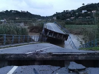 Из-за сильных дождей на Сицилии развалился мост. Видео