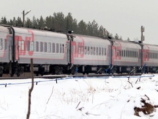 Два человека попали под поезд в Архангельской области, один погиб