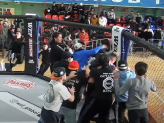На турнире по ММА в Москве произошла массовая драка. Видео