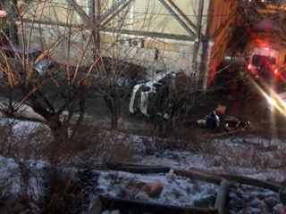 Во Владивостоке арендованная машина врезалась в жилой дом, двое погибли