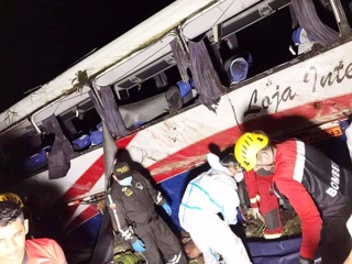 18 человек погибли в аварии с автобусом в Эквадоре