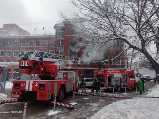 Два человека погибли при пожаре в пустующей московской школе