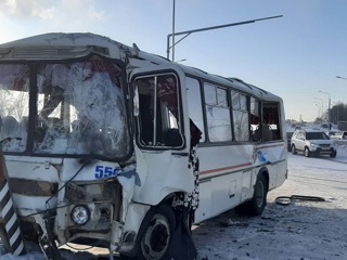Под Хабаровском грузовик врезался в автобус. Есть пострадавшие