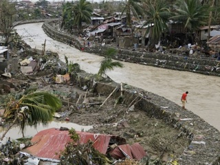 Число жертв тайфуна на Филиппинах достигло 33 человек